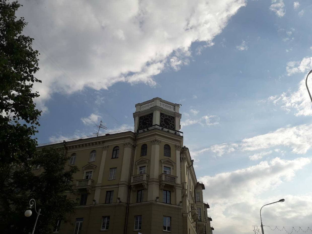 Гадзіннік на будынку насупраць КДБ у Мінску сёння паказвае брытанскі час (фота)