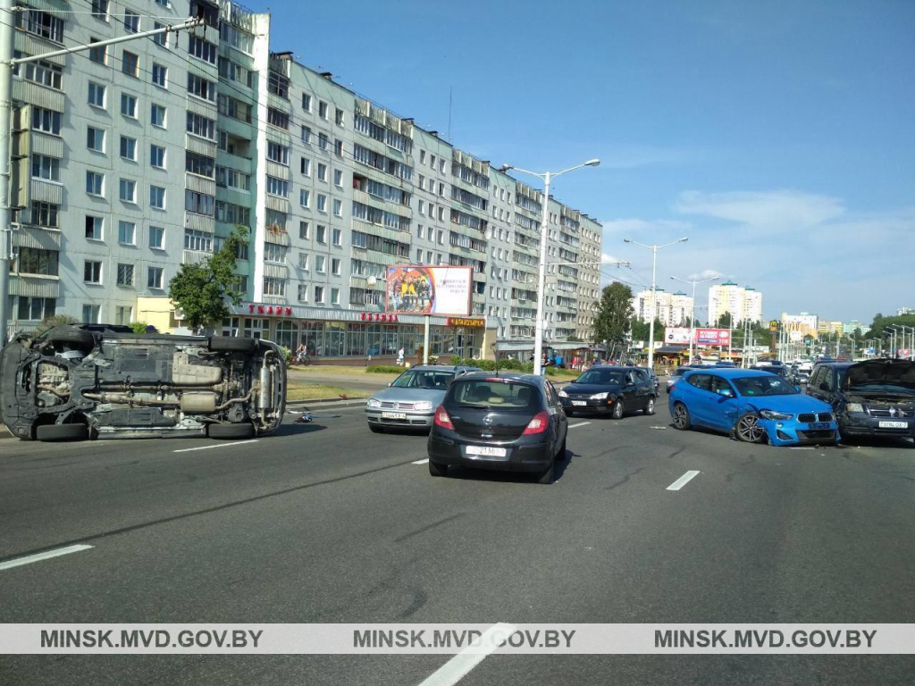 ДТЗ з удзелам 4 машын у Мінску: "Lexus" перакуліўся, 3 пацярпелых