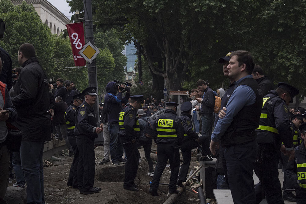 Как рядовой полицейский рейд спровоцировал акции протеста в Грузии