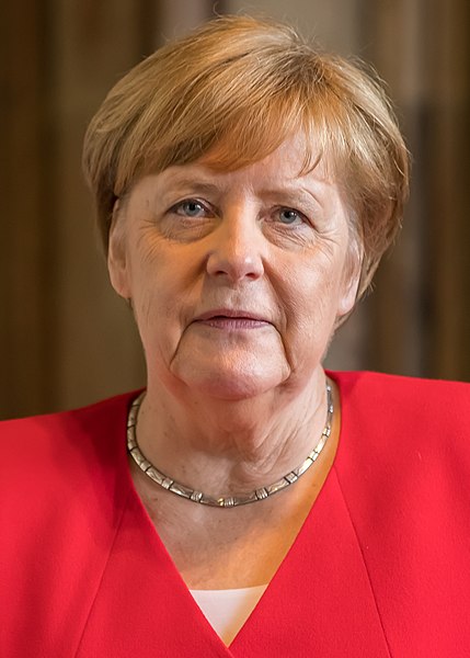 В мире неспокойно: зачем Меркель подарили кизил и куда не позвали Беларусь