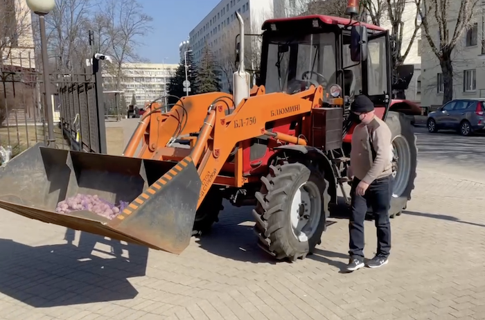 Азарёнок и мешок картошки: провластная акция у посольства Украины в Минске