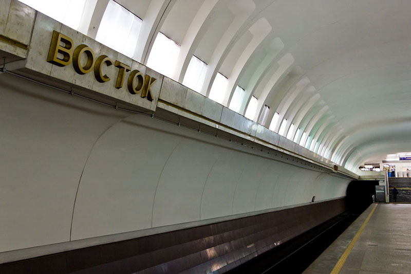 У мінскім метро падлетак скокнуў з платформы, каб падняць мабільны тэлефон