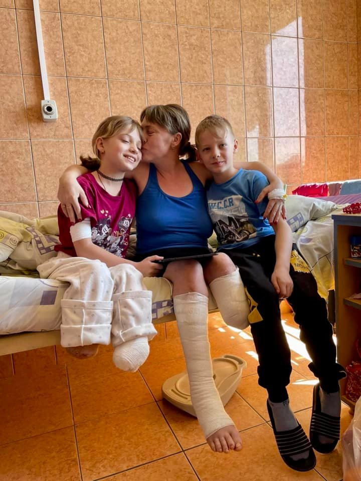 Ждали эвакуационный поезд: как живёт семья, в которой маме и дочке оторвало ноги