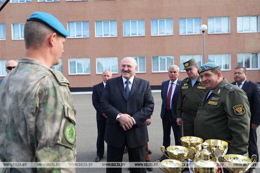 Лукашэнка ў Віцебску прапанаваў пасадзіць дэсантнікаў на танк