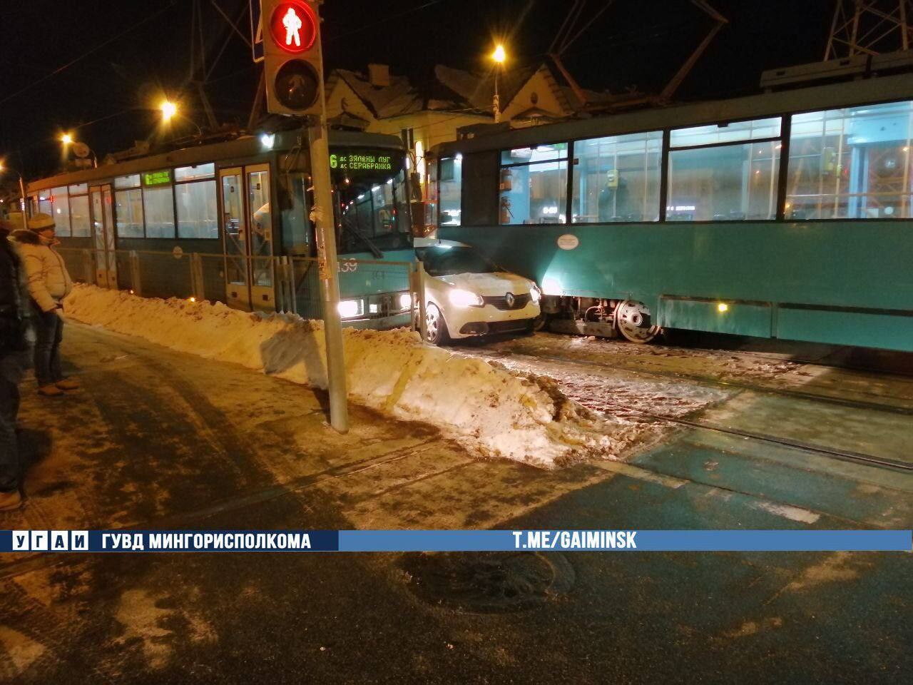 У Мінску легкавік заціснула паміж трамваямі