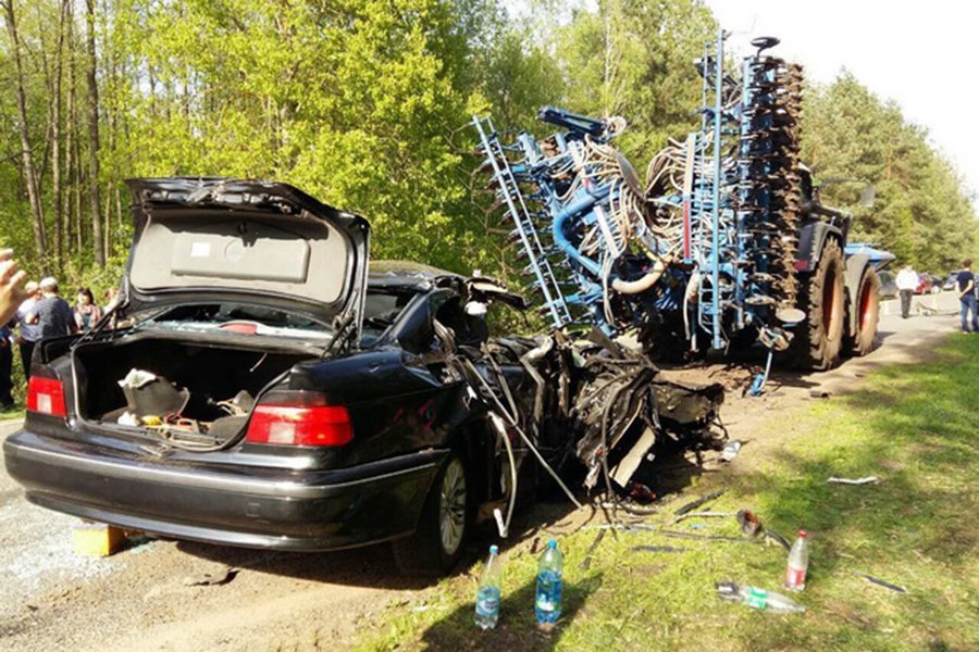 У Салігорскім раёне BMW сутыкнуўся з трактарам, загінулі два чалавекі