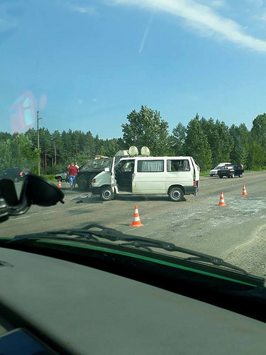 Ва Украіне БТР сутыкнуўся з мікрааўтобусам з Беларусі (фота)