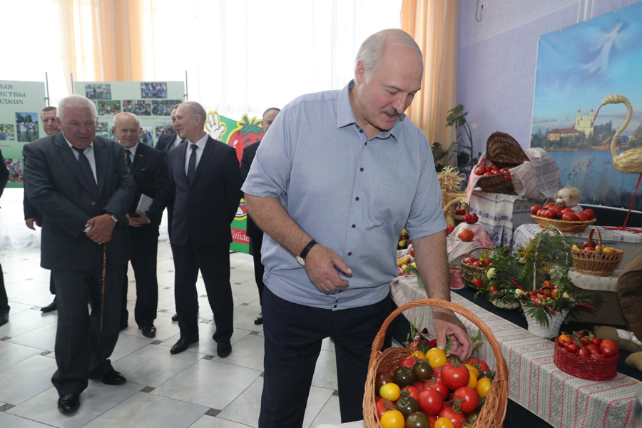 У Іўі Лукашэнку падарылі саламяны капялюш і кошык памідораў