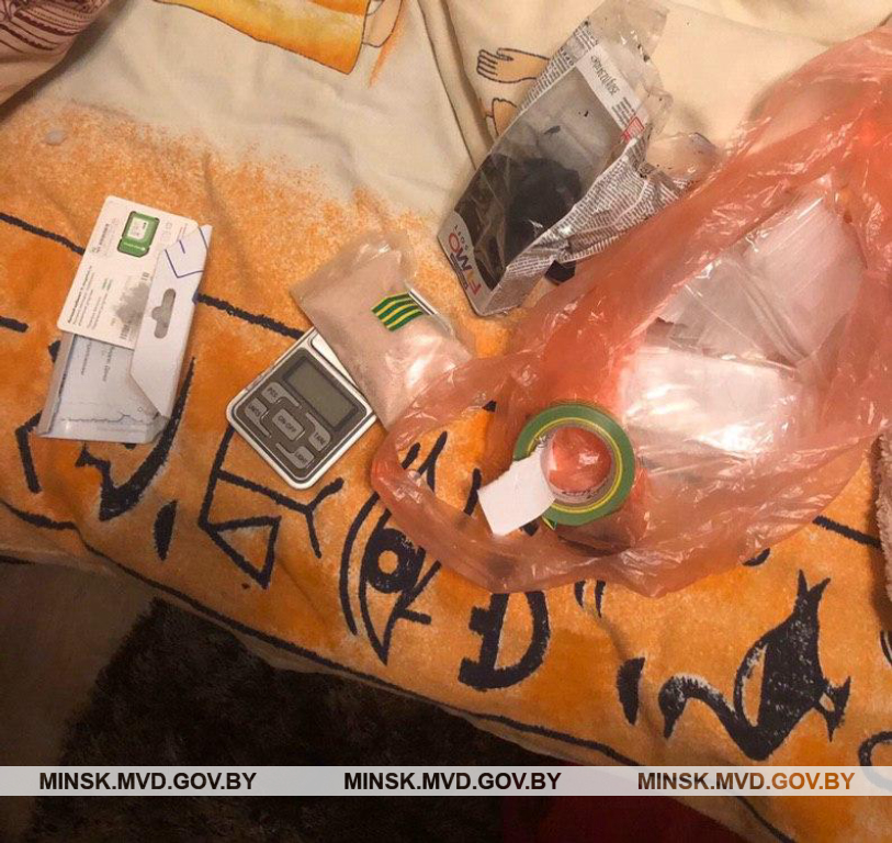 У Мінску 21-гадовая дзяўчына паказала больш за 40 закладак з наркотыкамі