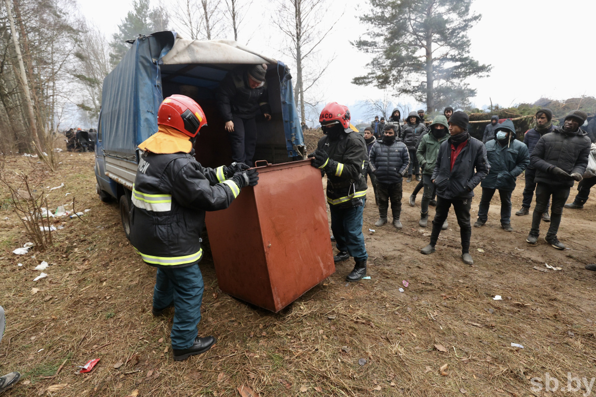 Мігрантаў папросяць прыбраць смецце каля лагера і выконваць масачны рэжым