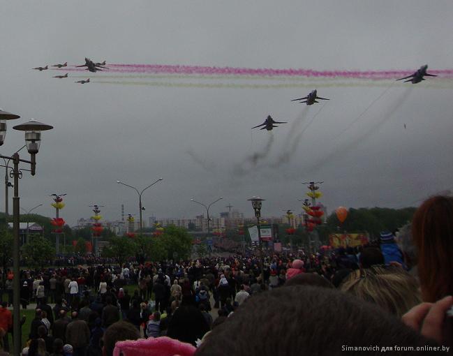 Взрывы, “высший пилотаж” и танковый дрифт: что случалось на парадах в Беларуси