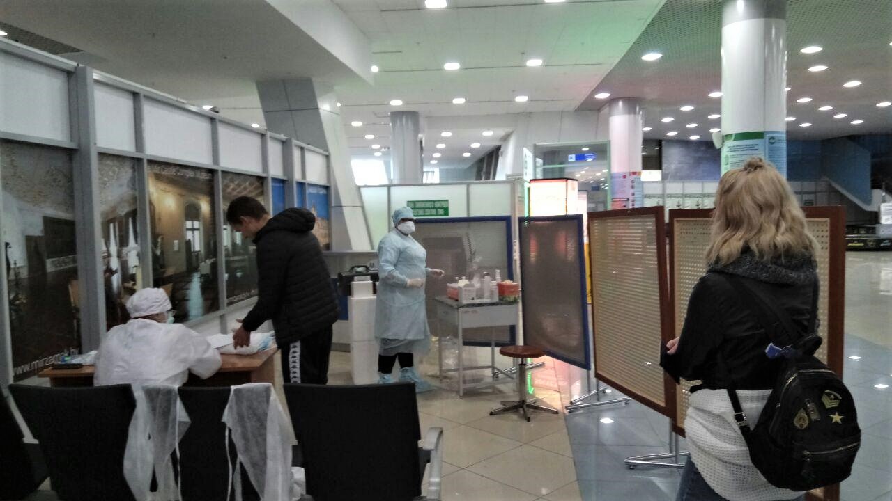 Почему в минском аэропорту на коронавирус не проверяют всех пассажиров