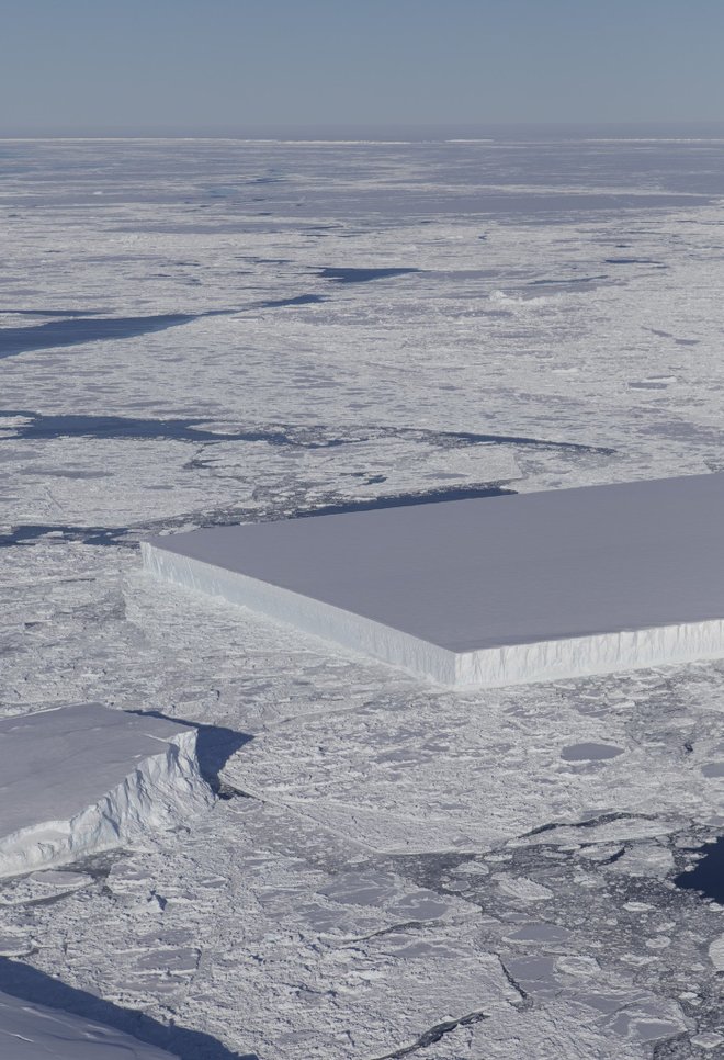 Дзіўны прамавугольны айсберг збянтэжыў навукоўцаў (фота)