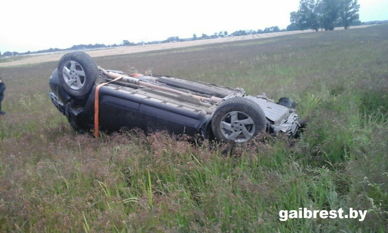 У Бярозаўскім раёне пасажыр вываліўся з аўто і загінуў (фота)