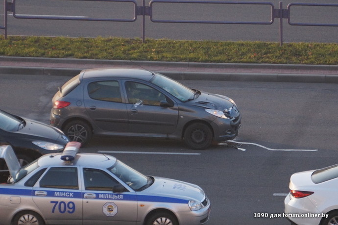 У Мінску студэнт трапіў пад два аўтамабілі Peugeot і выжыў (фота)