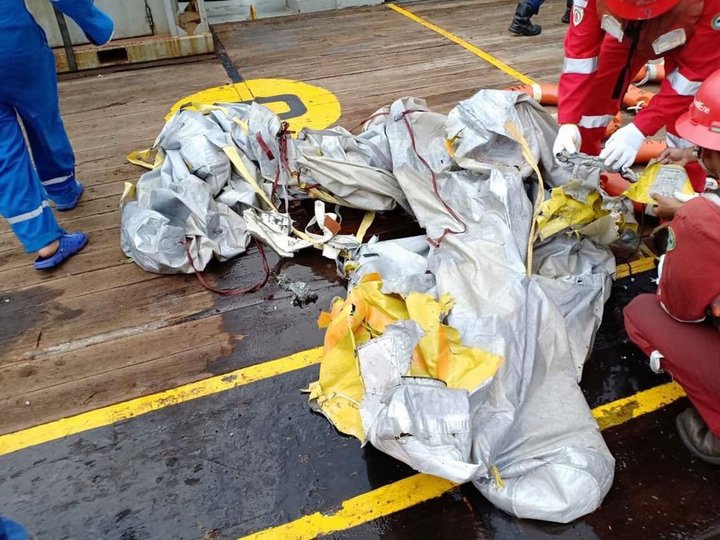В Индонезии Boeing 737 рухнул в море через 10 минут после взлёта