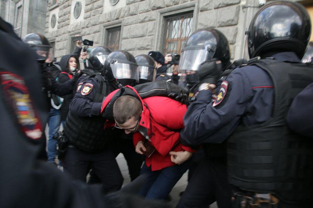 В Москве задержания протестующих против поправок в Конституцию и репрессий