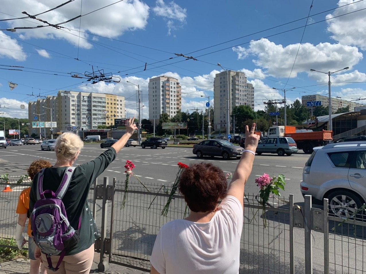 В Минске люди массово возлагают цветы в районе станции метро “Пушкинская”
