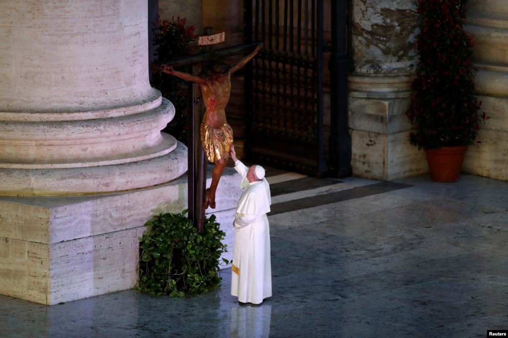 Ватыкан у ізаляцыі: Папа Рымскі памаліўся на пустой плошчы 