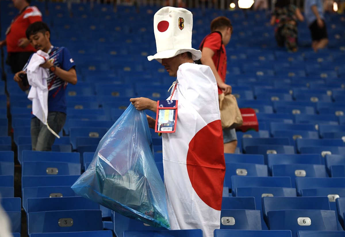 Япония проиграла Бельгии, но японские болельщики всё равно убрали на трибунах
