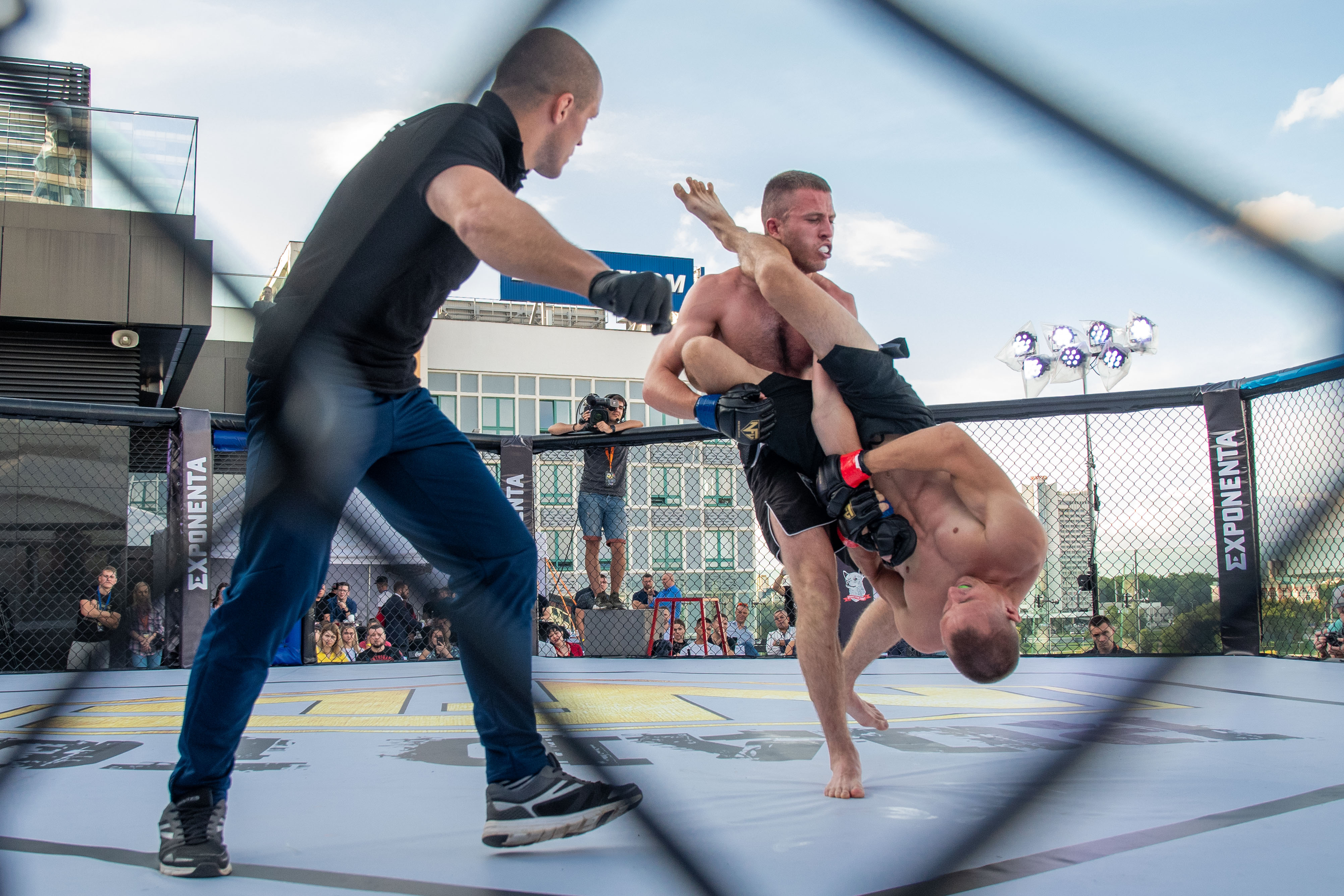 Байцы MMA правялі турнір на даху ў цэнтры Мінска