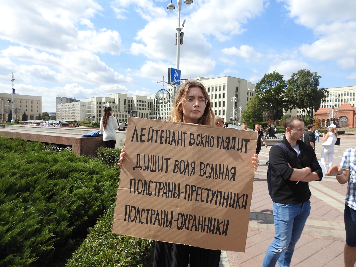 "Сівак, выходзь": што адбываецца на плошчы Незалежнасці