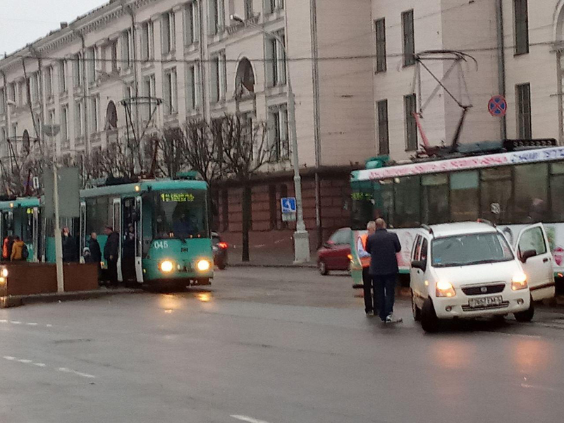У Мінску праз ДТЗ спынены рух трамваяў у бок Зялёнага Луга (фота)