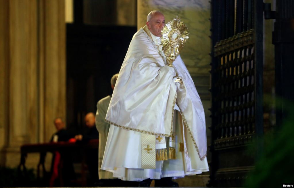 Ватыкан у ізаляцыі: Папа Рымскі памаліўся на пустой плошчы 