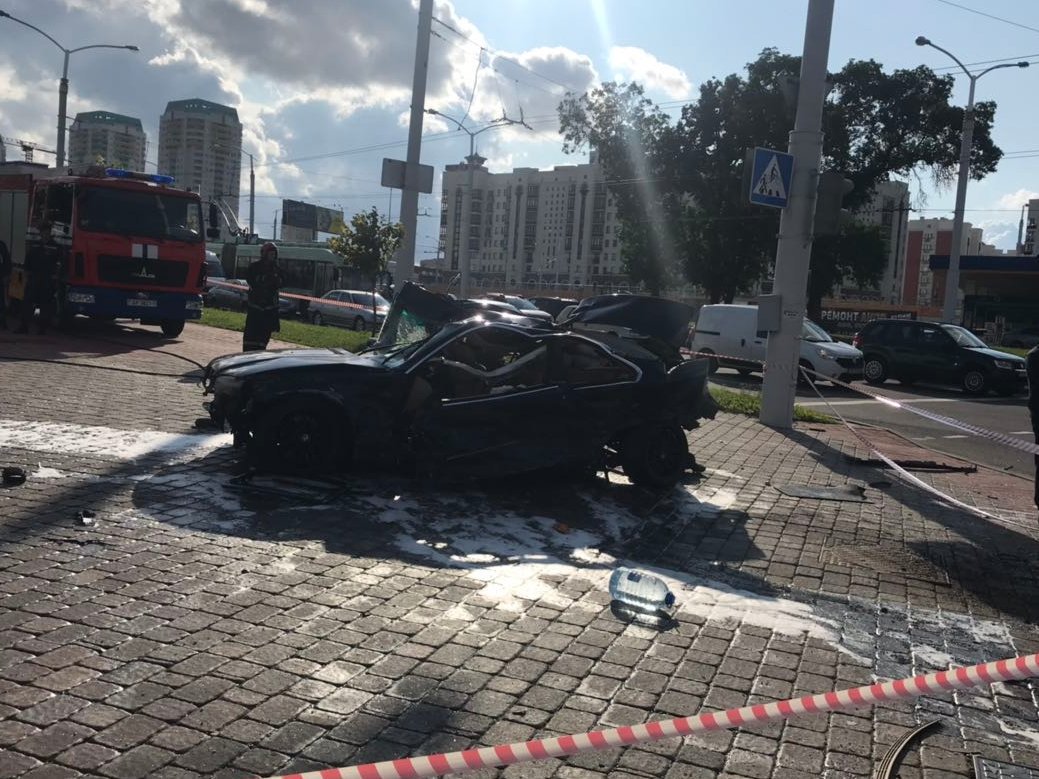 У Мінску сутыкнуліся два легкавікі, Peugeot адляцеў на слуп