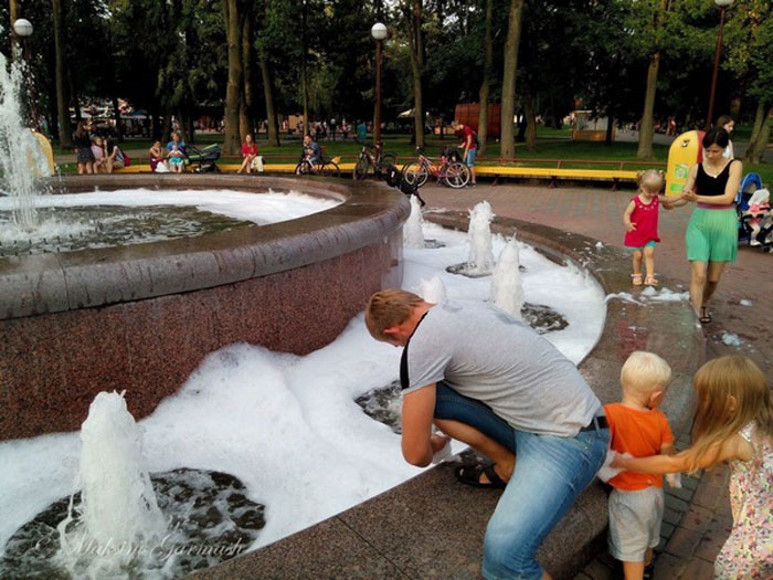 "Жартаўнікі" дадалі ў гродзенскі фантан пральны парашок (фота)