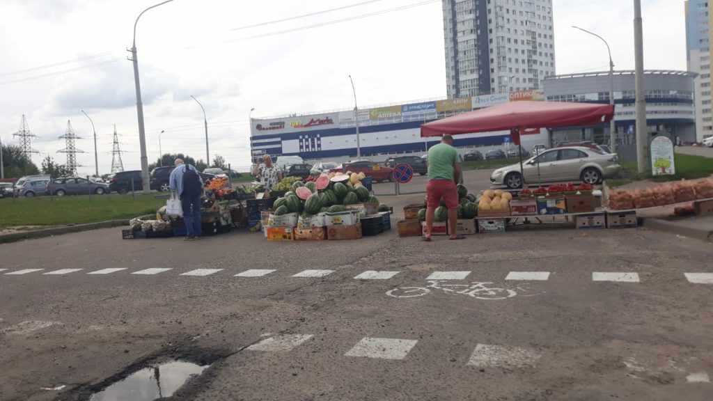 “За бабулей может скрываться ОПГ”: в Минске хотят обуздать уличную торговлю 