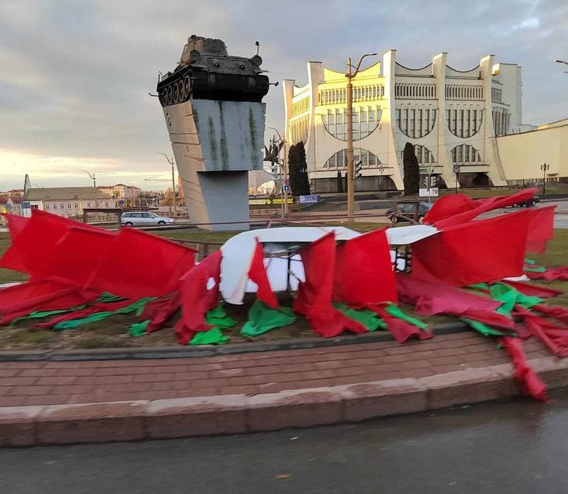 В Гродно сильный ветер валит заборы, деревья и флаги