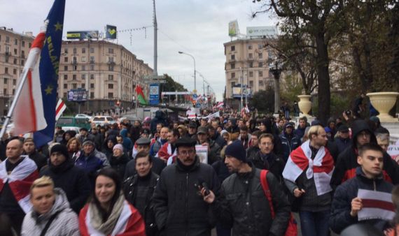 Фотафакт: у Мінску праходзіць "шэсце нацыянальнага сцяга"