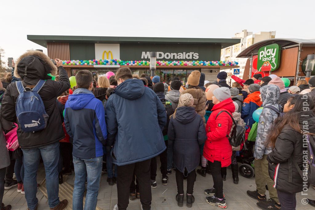 В Гомеле открыли McDonald’s, в Витебске — KFC. И там, и там ажиотаж и очереди