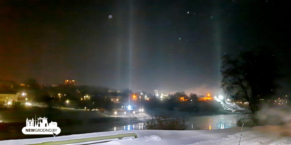 В Гродно заметили редкое явление — световые столбы в ночном небе
