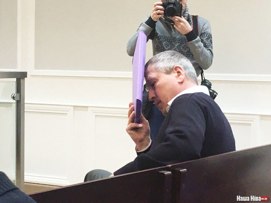 Экс-старшыня Мінскага раённага суда закрываў твар тэчкай для папер