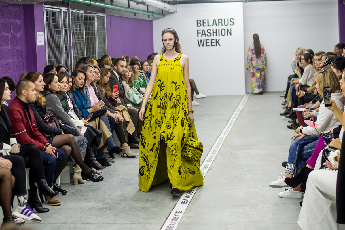 Арт-палітоны і неонавыя купальнікі на Belarus Fashion Week. Фота