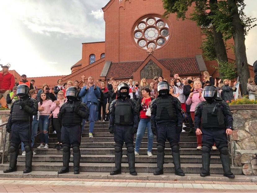 Через минуту был в автозаке: белорусы показали последние фото перед задержанием