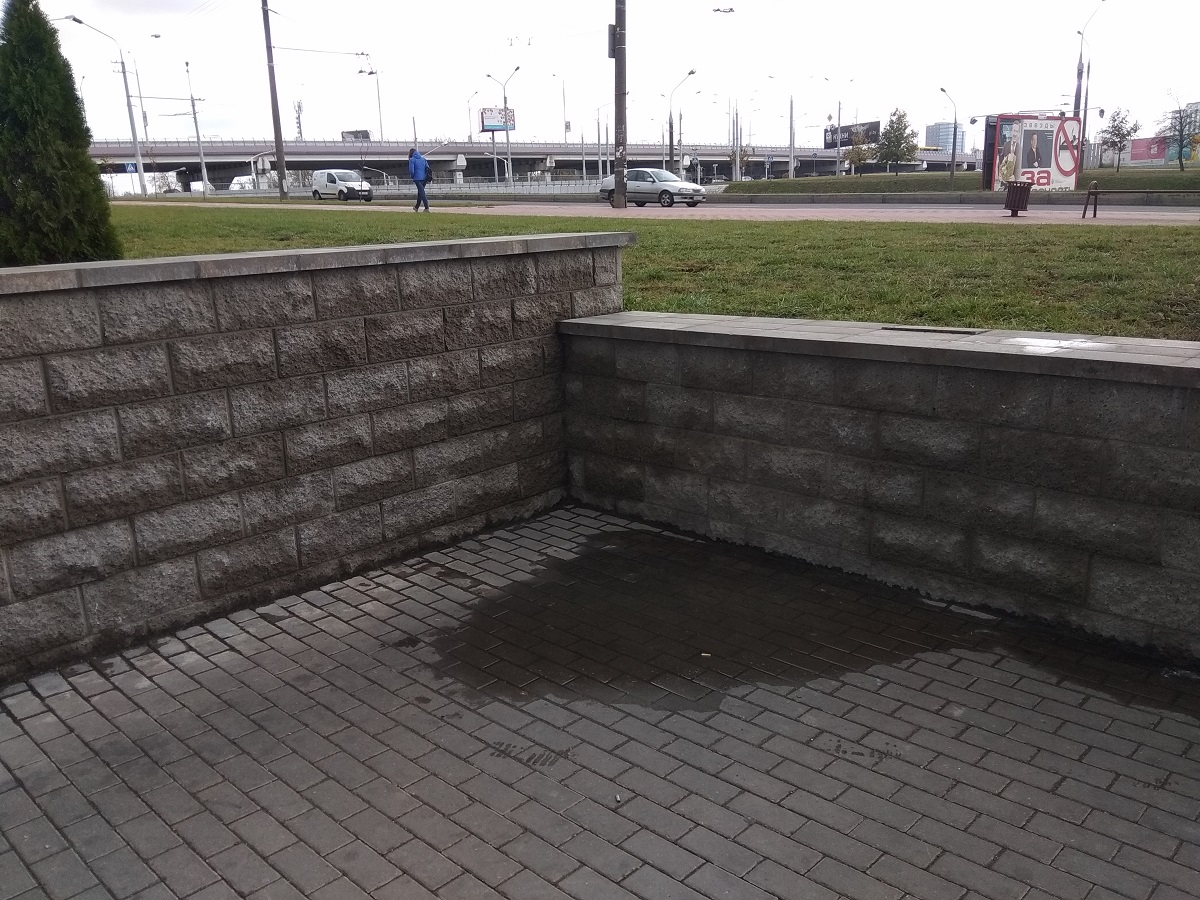 В Минске поставили первый киоск “Табакерка”. И сразу же убрали