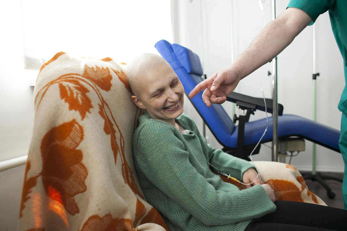 Девушка, победившая рак, помогает в этом другим