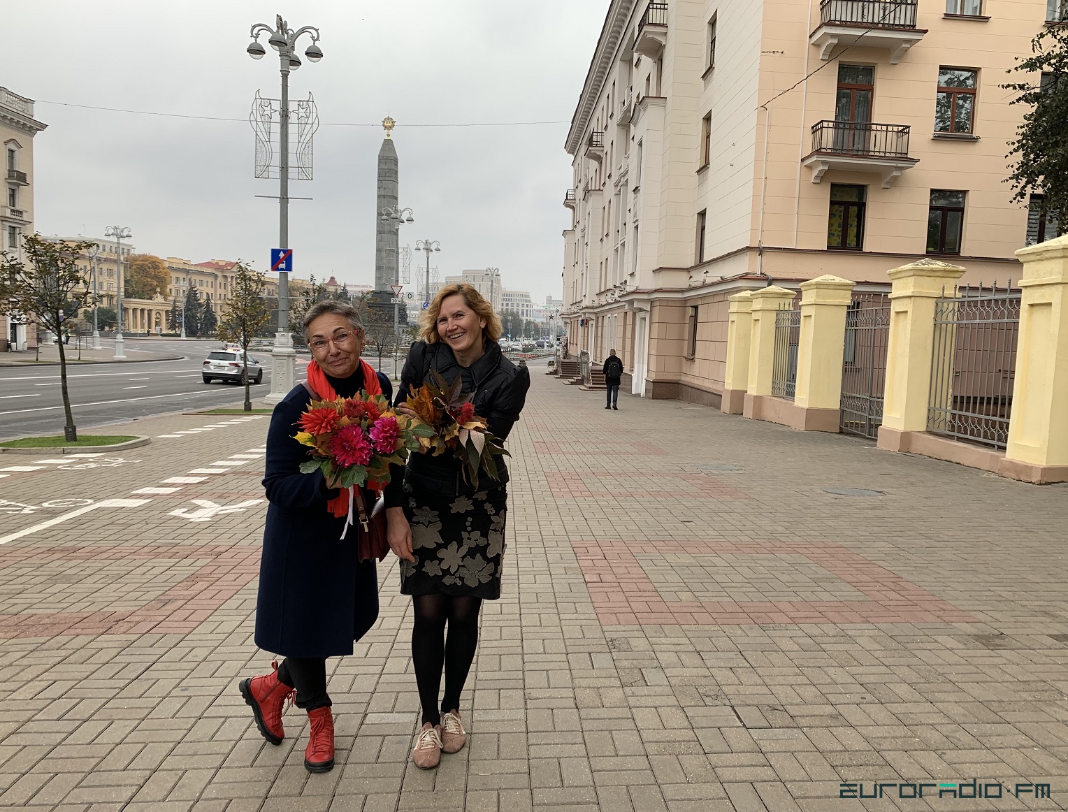 Они гуляют: минчане с цветами вышли на улицы города