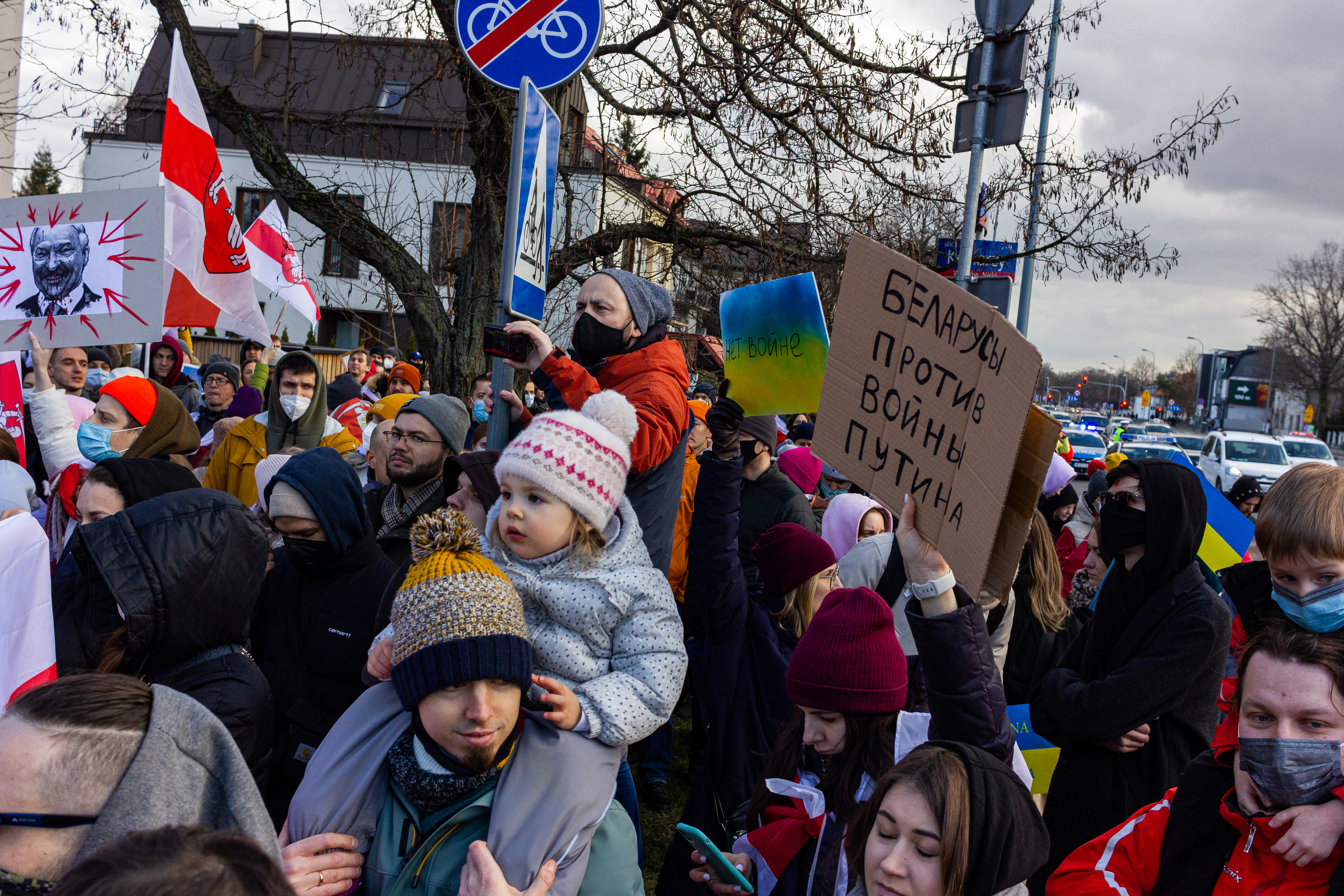 Голуби мира, съездили на учения? Белорус помогает патрулировать украинское село