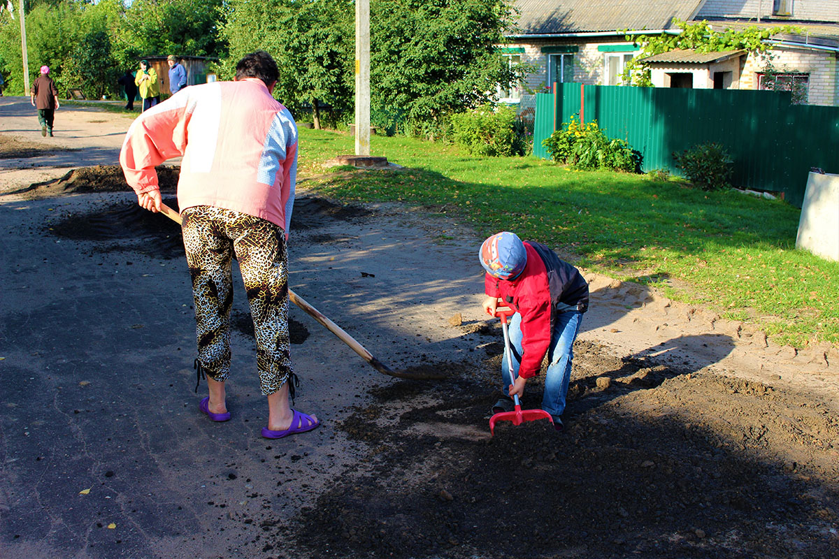 Жители деревни в Могилёвской области сами отремонтировали дорогу