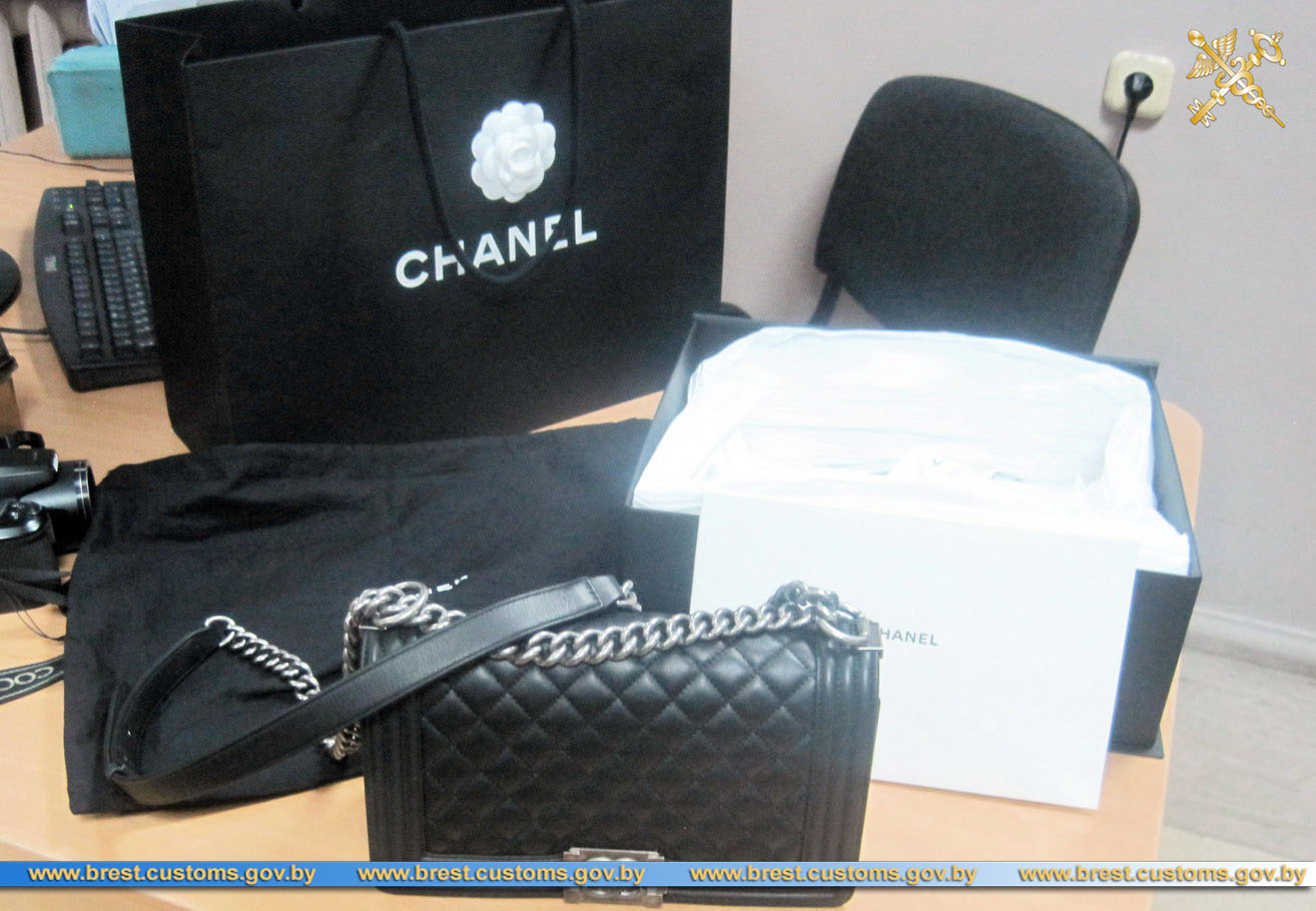 Мытнікі забралі ў беларускі сумку “Chanel” за амаль 4 тысячы еўра (фота)