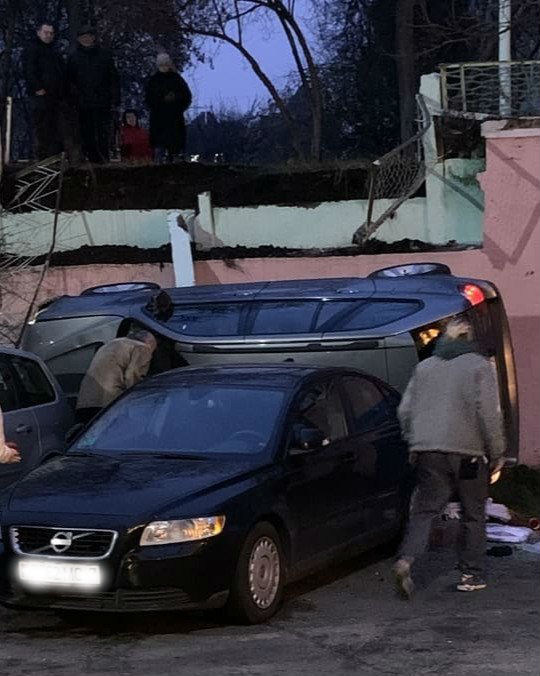 У Мінску аўтамабіль упаў з паркоўкі на паркоўку