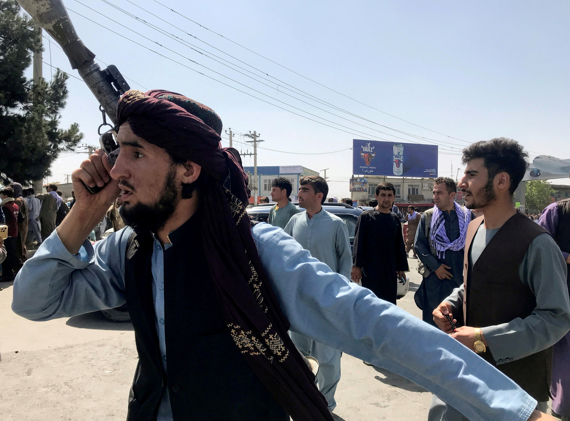 При давке и стрельбе в аэропорту Кабула погибли не менее 12 человек