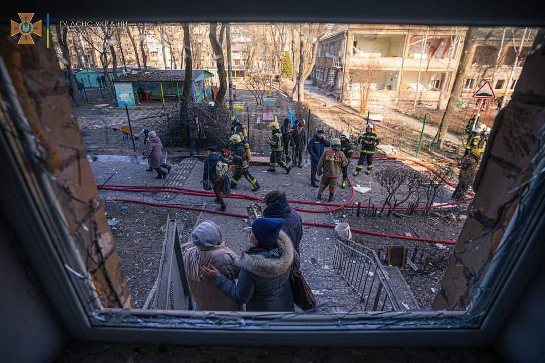 В Подольском районе Киеве упала сбитая ракета  — загорелся жилой дом