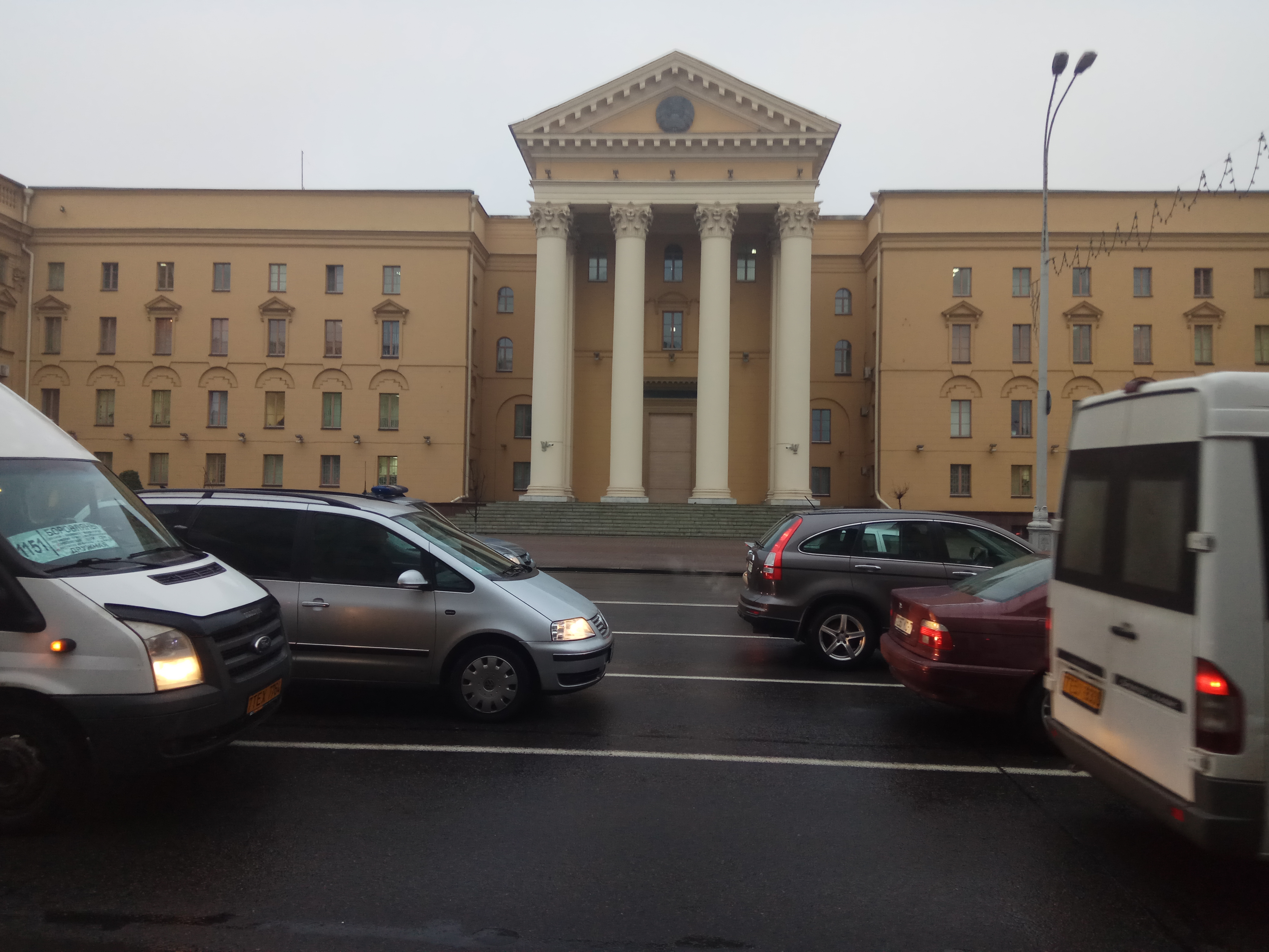 Парадный вход в здание КГБ в Минске “размуровали”