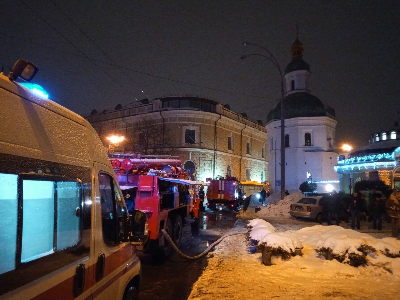 Пожар в Киево-Печёрской лавре тушат 46 спасателей (фото)