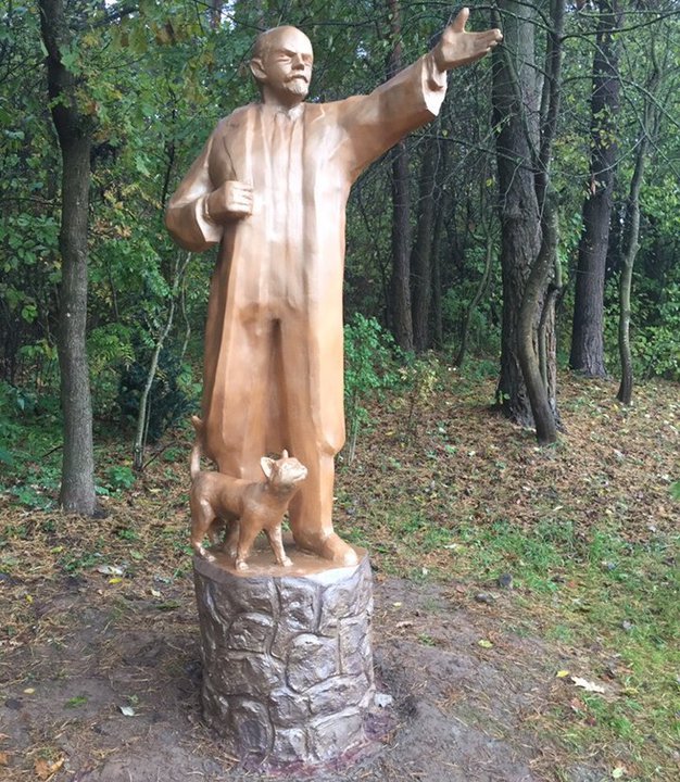 У Віцебcкім раёне з’явілася статуя Леніна з коцікам (фота)